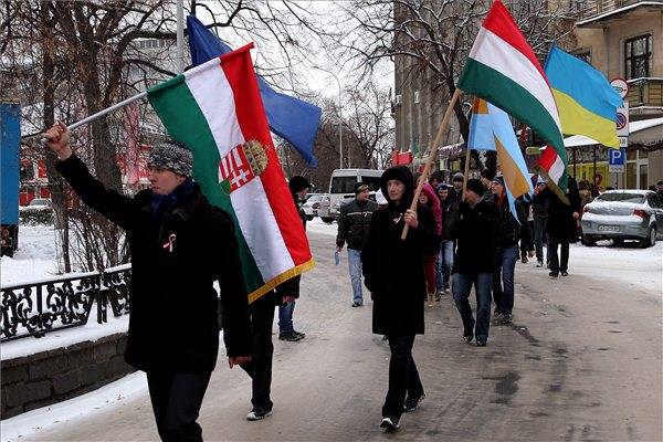 Нешуточная угроза для Киева: Венгрия соблазняет украинцев гражданством ЕС