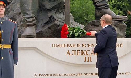 «Наши мертвые как часовые»: о войне памятников в России