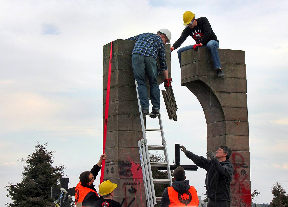 Поляки: "Украина лжет - восстановления бандеровских памятников не будет!"