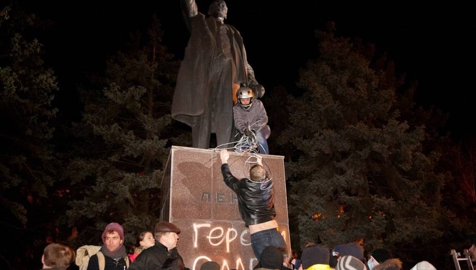 В Кривом Роге голову статуи Ленина разбили кувалдой после митинга