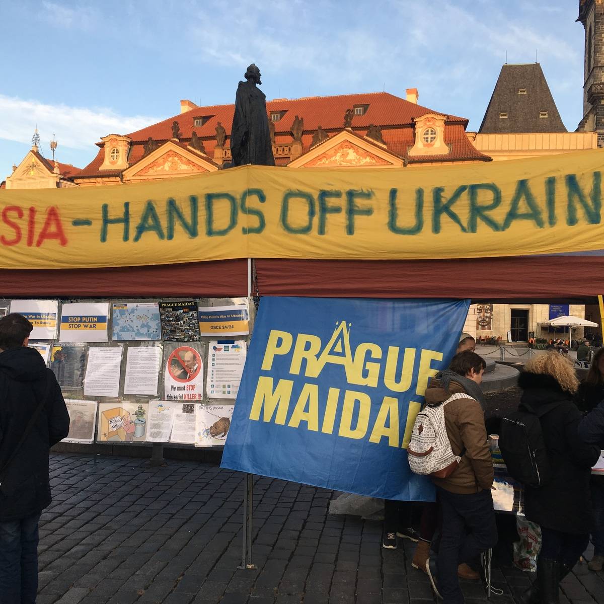 Россияне на «Пражском Майдане» : Крым - наш Россияне на «Пражском Майдане» : Крым - наш