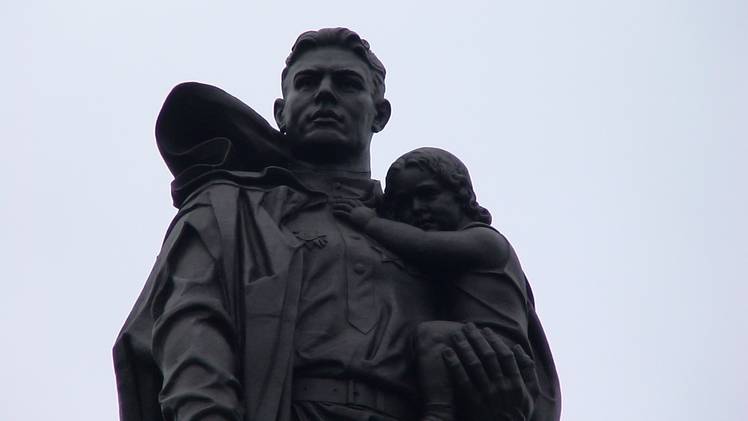 Русский солдат держится даже тогда, когда смерть в бою неизбежна Русский солдат держится даже тогда, когда смерть в бою неизбежна