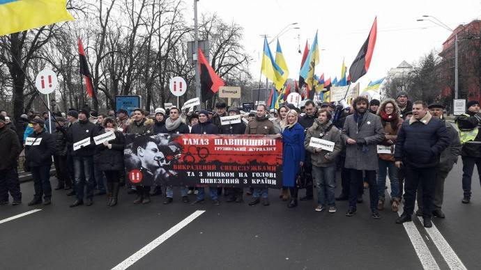 Порошенко против Саакашвили: «шоу долгоносиков» на улицах Киева Порошенко против Саакашвили: «шоу долгоносиков» на улицах Киева