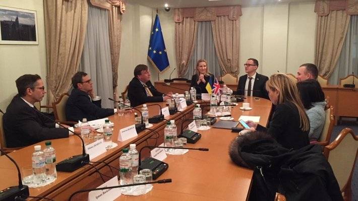 В соцсетях оценили "главную тему" визита британских депутатов в Донбасс В соцсетях оценили "главную тему" визита британских депутатов в Донбасс