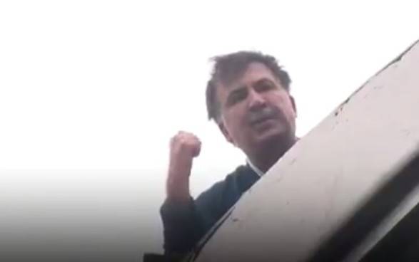 Путем Кинг-Конга: Саакашвили залез на крышу и грозится спрыгнуть