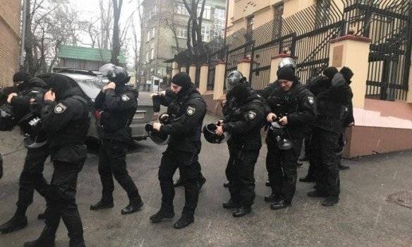 Под домом Саакашвили беспорядки: соратники политика дерутся с полицией