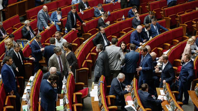 Депутаты Верховной Рады покинули заседание и отправились спасать Саакашвили