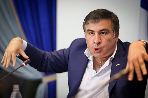 Демонстранты силой освободили Саакашвили из машины СБУ