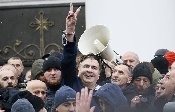 Саакашвили показал Порошенко слабость украинской власти Саакашвили показал Порошенко слабость украинской власти