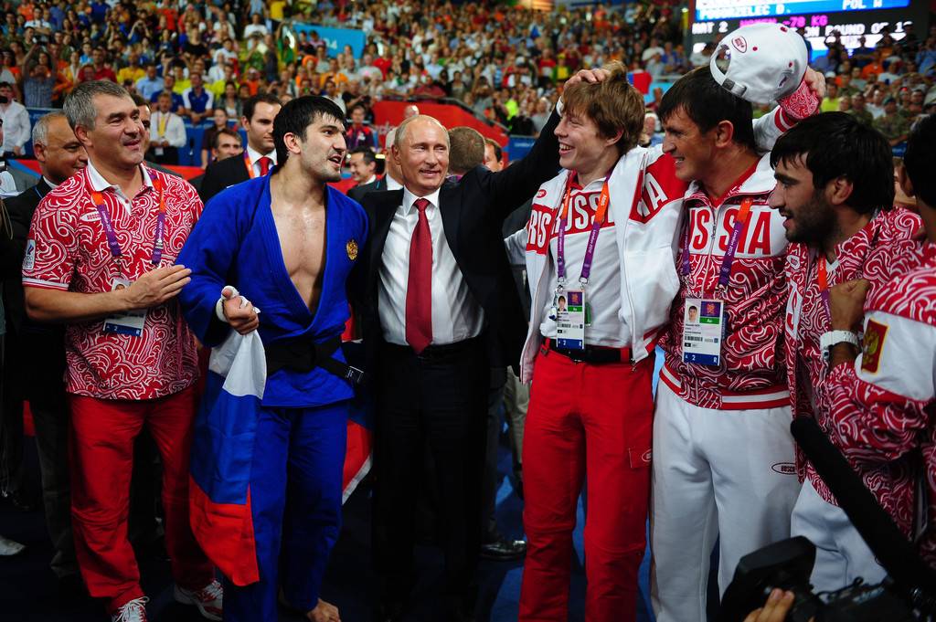 Зачем Путин отпустил спортсменов России под нейтральный флаг?