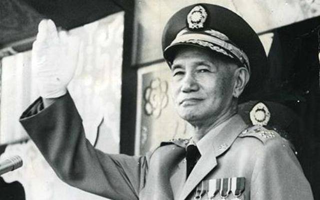 Для борьбы с коммунизмом Чан Кайши  отказался от суверенитета