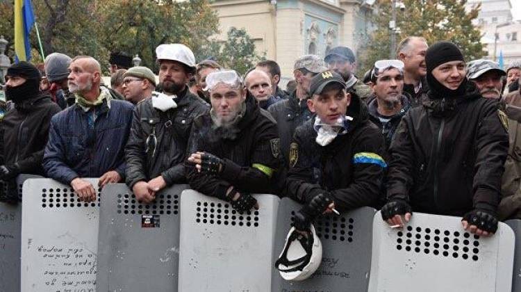 В Киев вернулся "Майдан-2014": сторонники Саакашвили взяли штурмом Октябрьс