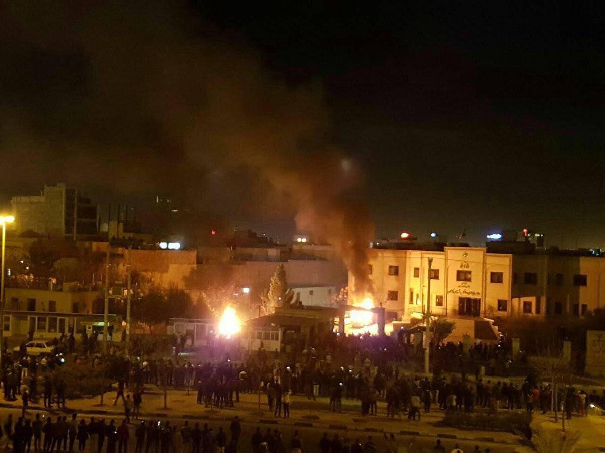 Революция в Иране: в ряде городов нарастают акции протеста