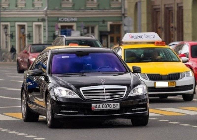 Mercedes киевского депутата ездит по Москве с заклеенным флагом Украины Mercedes киевского депутата ездит по Москве с заклеенным флагом Украины