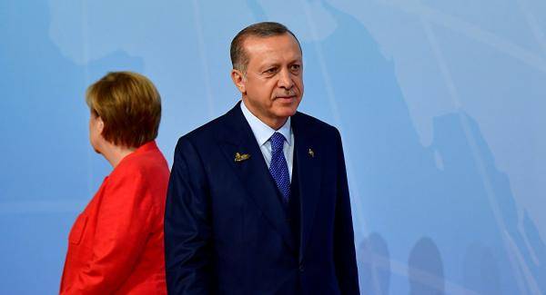 Поцелуй по расчету: на что готов Эрдоган ради благосклонности Меркель