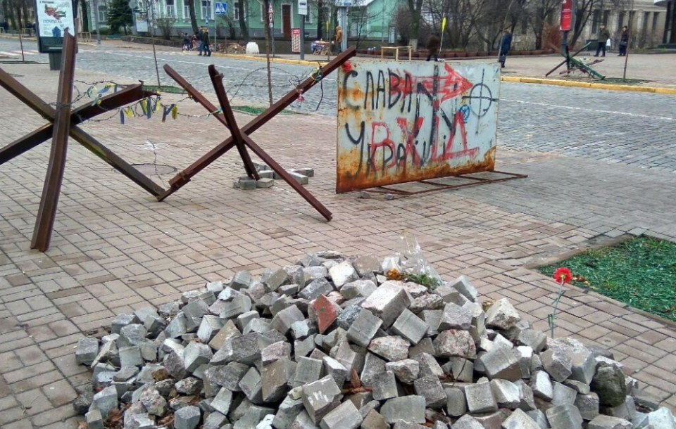 Мемориал участникам переворота в Киеве выглядит как помойка
