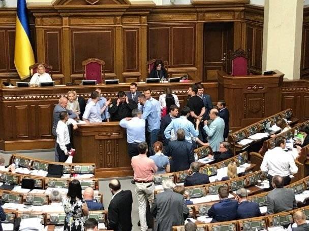 Заблокирована трибуна Рады: депутаты требуют признать Россию агрессором
