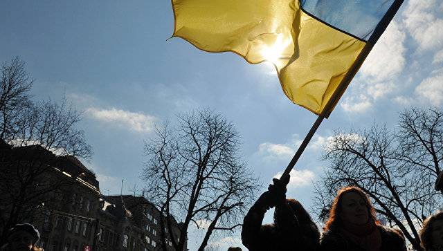Не надругательство. Трое поляков вытерли ноги о флаг Украины