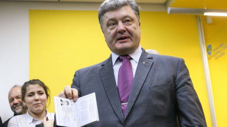 Порошенко покинул Украину по документам оперативного прикрытия