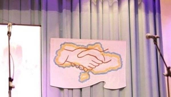 На Западной Украине вывесили карту страны без российского Крыма На Западной Украине вывесили карту страны без российского Крыма