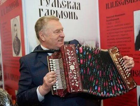 С чего начинается Родина: Жириновский спел с журналистами и художниками С чего начинается Родина: Жириновский спел с журналистами и художниками