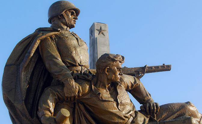 Россия не допустит спекуляций памятью в "войне мемориалов" с Польшей