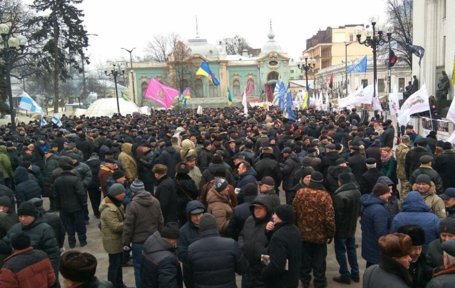 Военные пенсионеры в Киеве: Порошенко, мы нищие, мы голодаем!