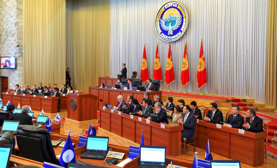 Возможный роспуск парламента экономику Киргизии не разморозит