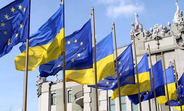 Запад целится в Украину «коктейлем Молотова-Риббентроппа»