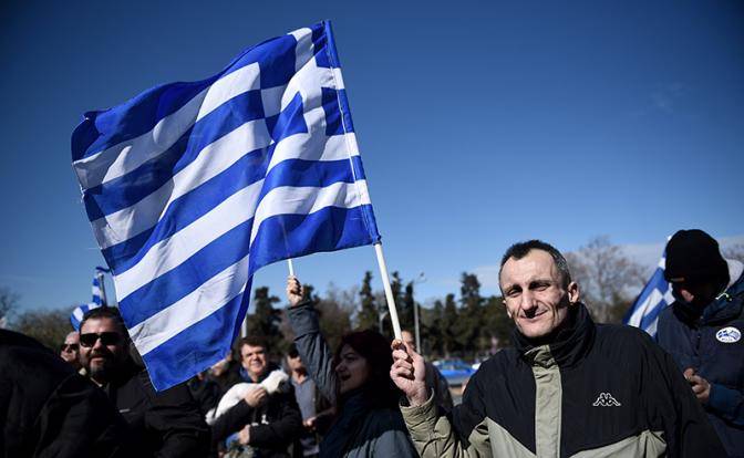 Ублажая США и Германию, власти Греции теряют страну