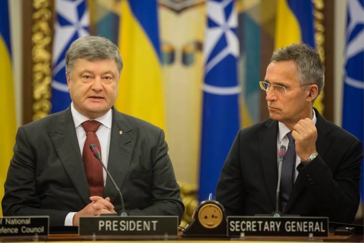 Десять лет — не предел: почему НАТО выгодно "кормить завтраками" Киев