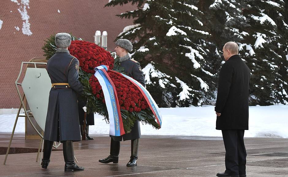 Путин: только с сильной армией возможно развитие Путин: только с сильной армией возможно развитие