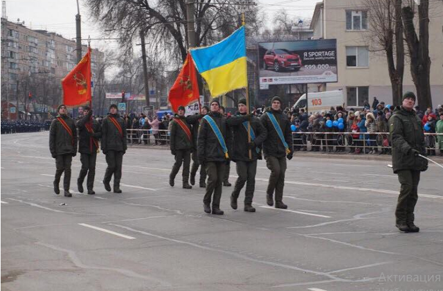 На Украине в Кривом Роге Нацгвардия прошла с советскими флагами