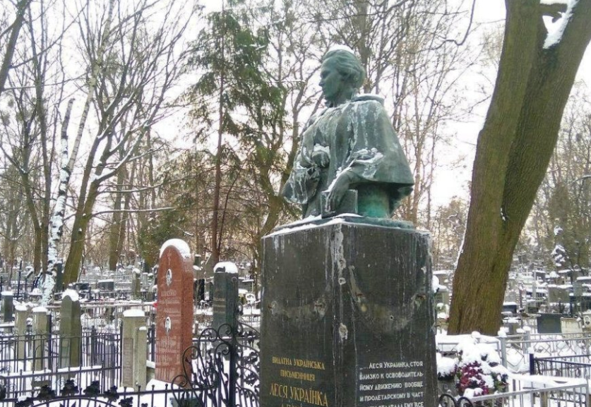 Темные времена: в Киеве осквернили могилу Леси Украинки