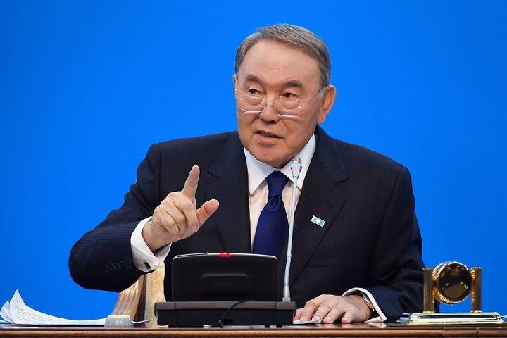 Назарбаев обязал проводить заседания правительства на казахском языке