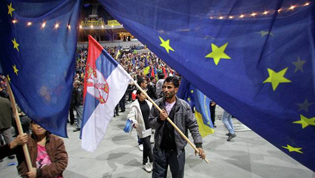 Готовы ли сербы принять кабальные условия ради "европейского пряника"?