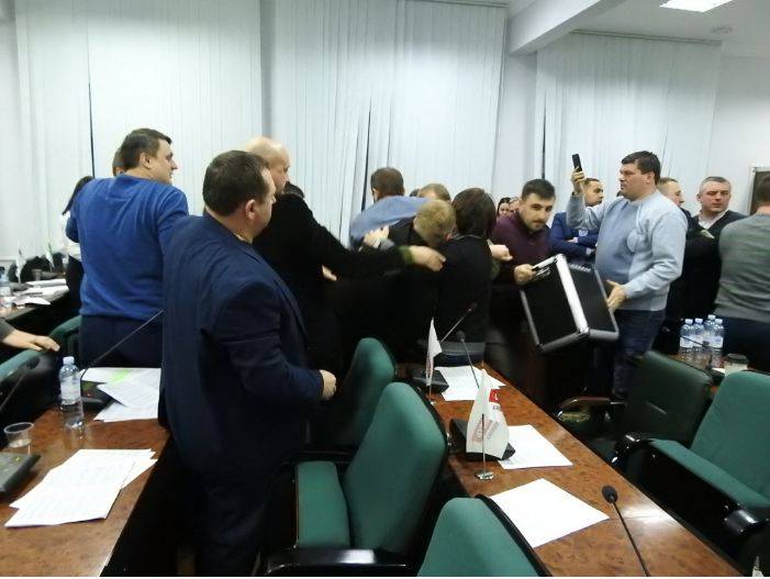 На Западной Украине депутаты устроили мордобой под флагом ЕС