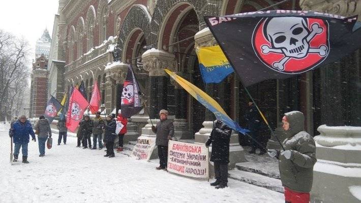 Украинские пенсионеры пришли к Нацбанку, требуя "выгнать душегубов"