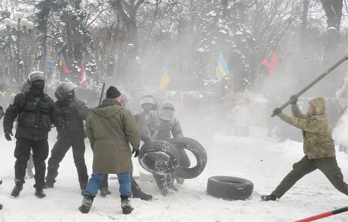 Новый майдан? У здания Рады в Киеве столкновения с полицией