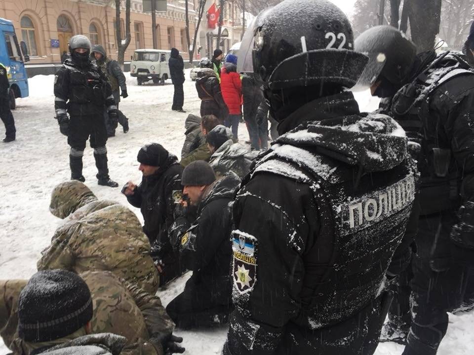 Массовое столкновение под Радой в Киеве: спецназ атаковал палаточный лагерь Массовое столкновение под Радой в Киеве: спецназ атаковал палаточный лагерь