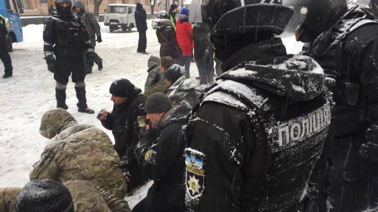 Зачистка палаточного городка под Радой - украинцы негодуют и готовят бунт Зачистка палаточного городка под Радой - украинцы негодуют и готовят бунт