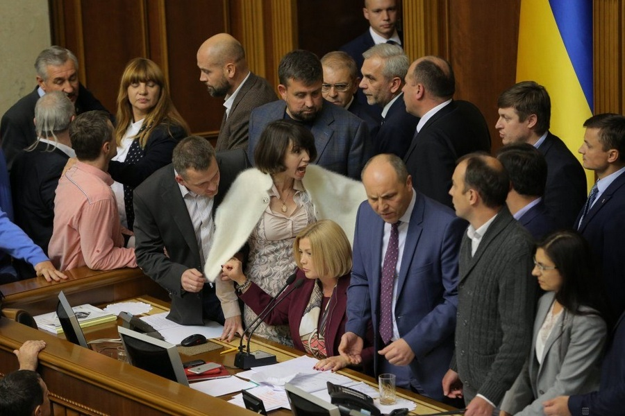 Вершина «декоммунизации» Украины - народных депутатов переименуют в членов