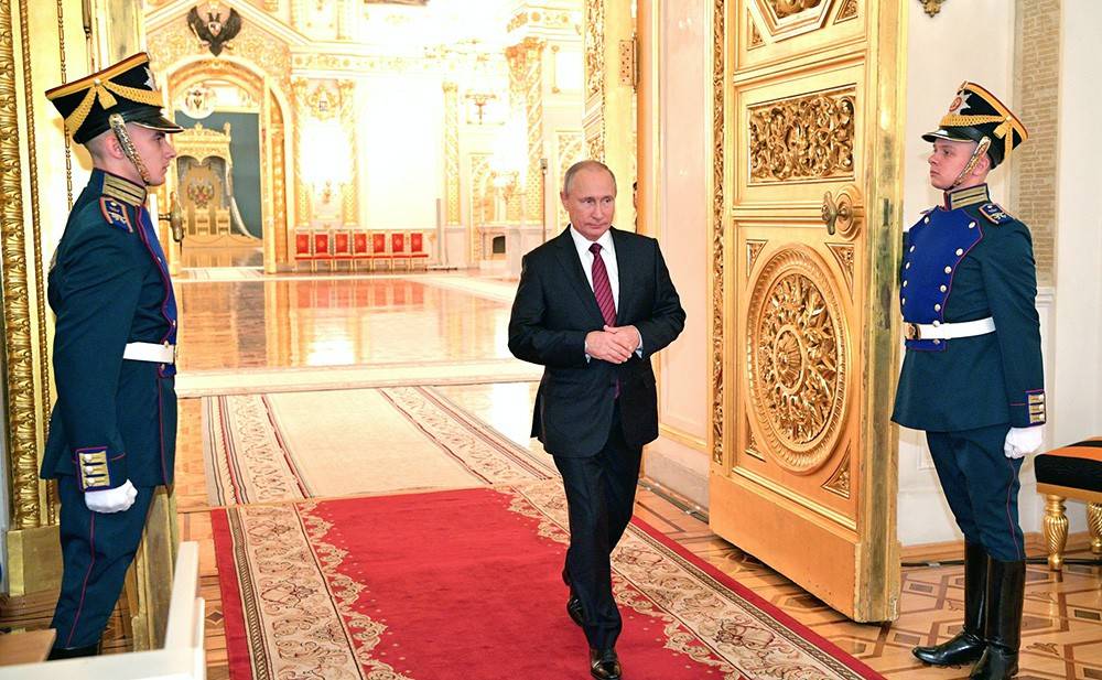 Культ личности, армия и хакеры: CNN назвал три столпа могущества Путина