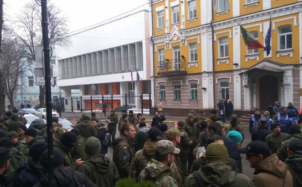 Ветераны АТО снова атаковали итальянское посольство в Киеве, защищая убийцу