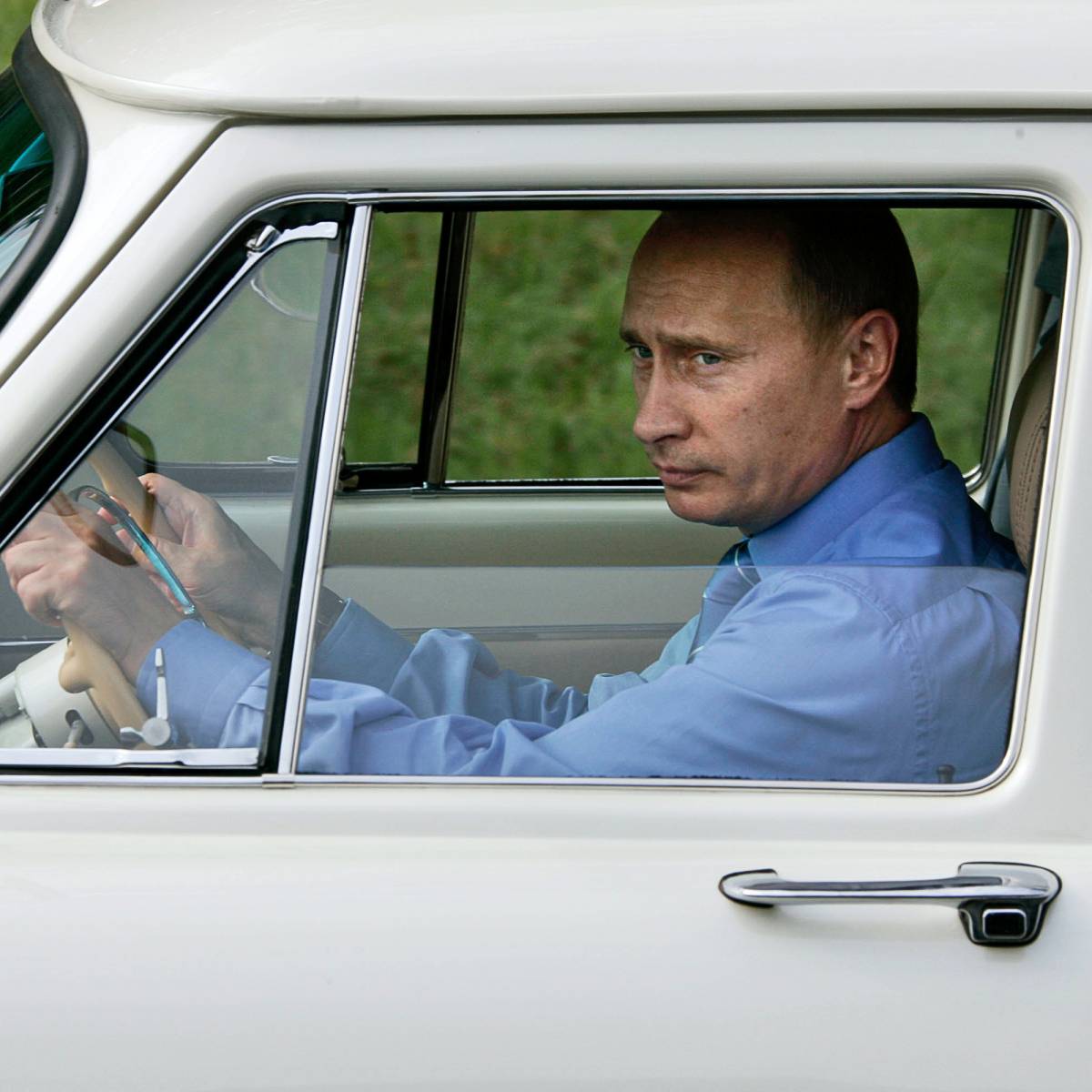 Путин молодым "лихачил" на "Запорожце", который выиграла в лотерею его мать
