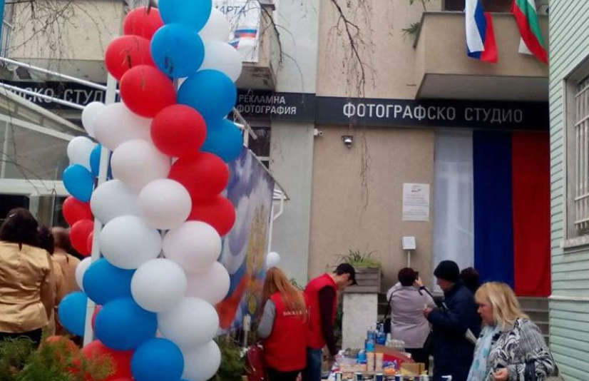 В Болгарии на выборах президента России избирателей угощали водкой и икрой