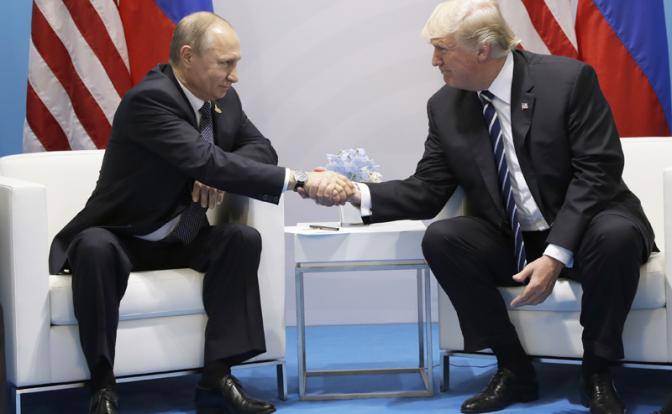 Трамп решил задушить Путина в объятиях Трамп решил задушить Путина в объятиях