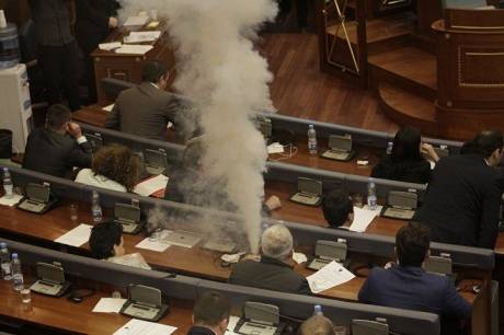 Косово: в местном парламенте в ход пустили слезоточивый газ