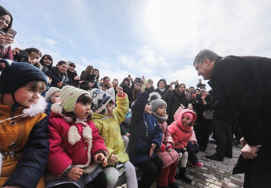 Порошенко рассказал детям Западной Украины о безвизе и войне на Донбассе
