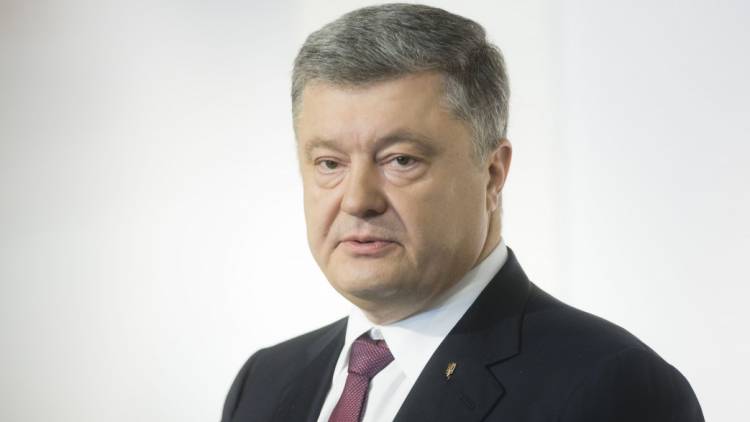 Порошенко нашел способ избежать ответственности за военные действия Порошенко нашел способ избежать ответственности за военные действия